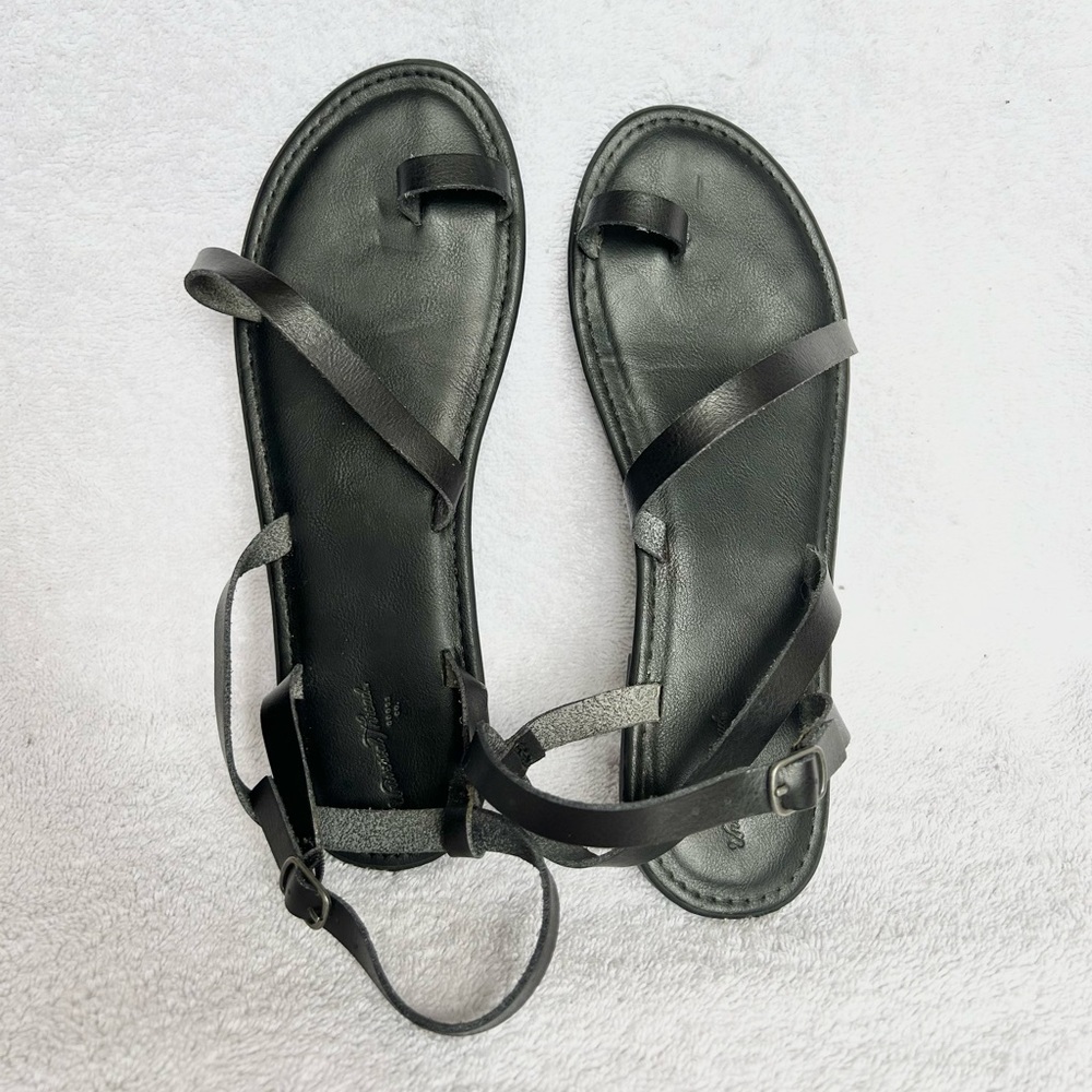 Universal Thread black strappy sandals, size 8
